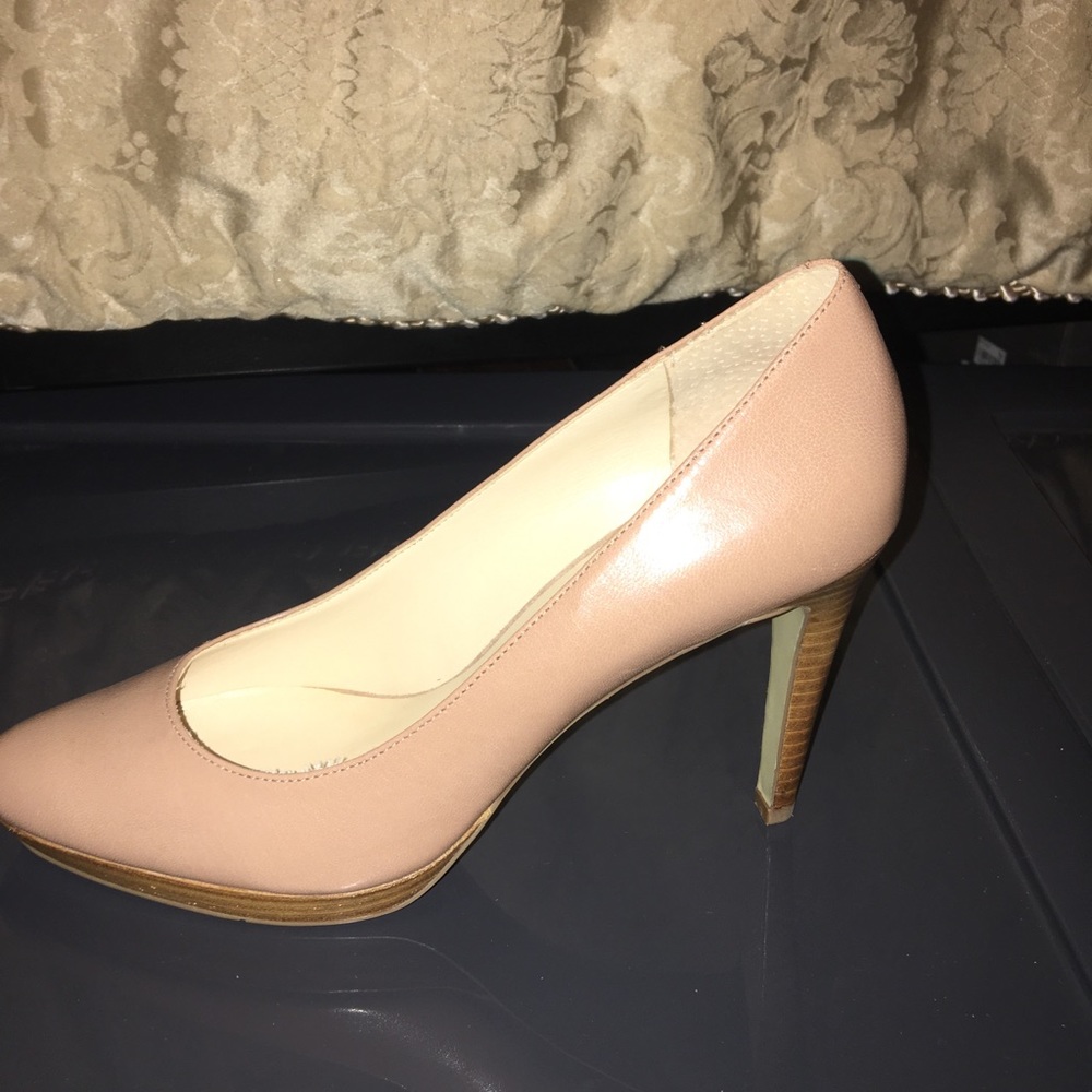 Nine West nude pumps